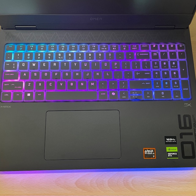 Slika HP OMEN MAX gaming prenosnik tipkovnica in bezel - osvetljen v RGB tipkovnici